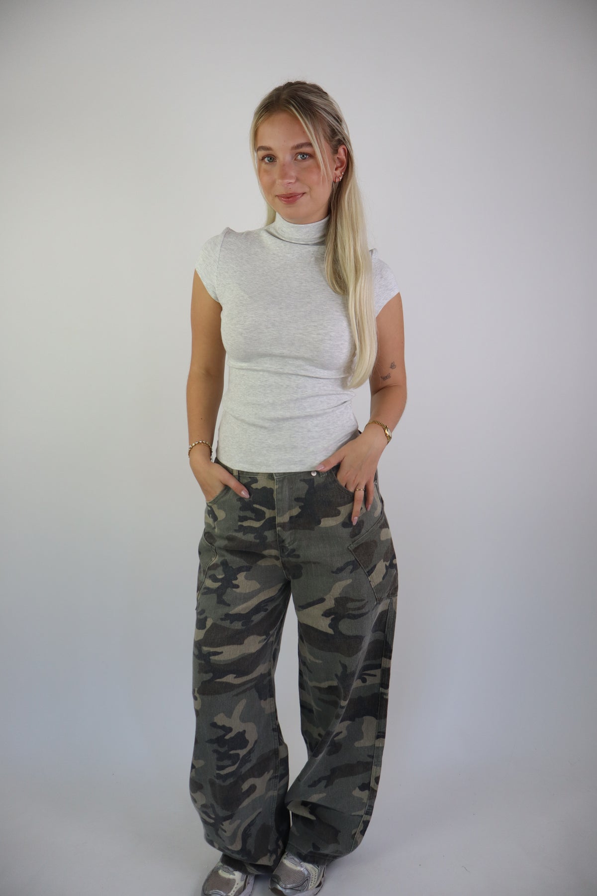 Ambika Lyra Basic Light Grey