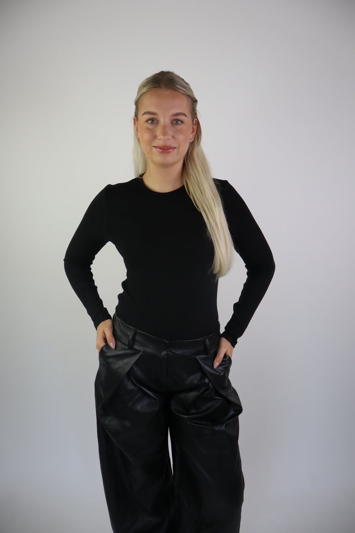 Ambika Willow Basic Black