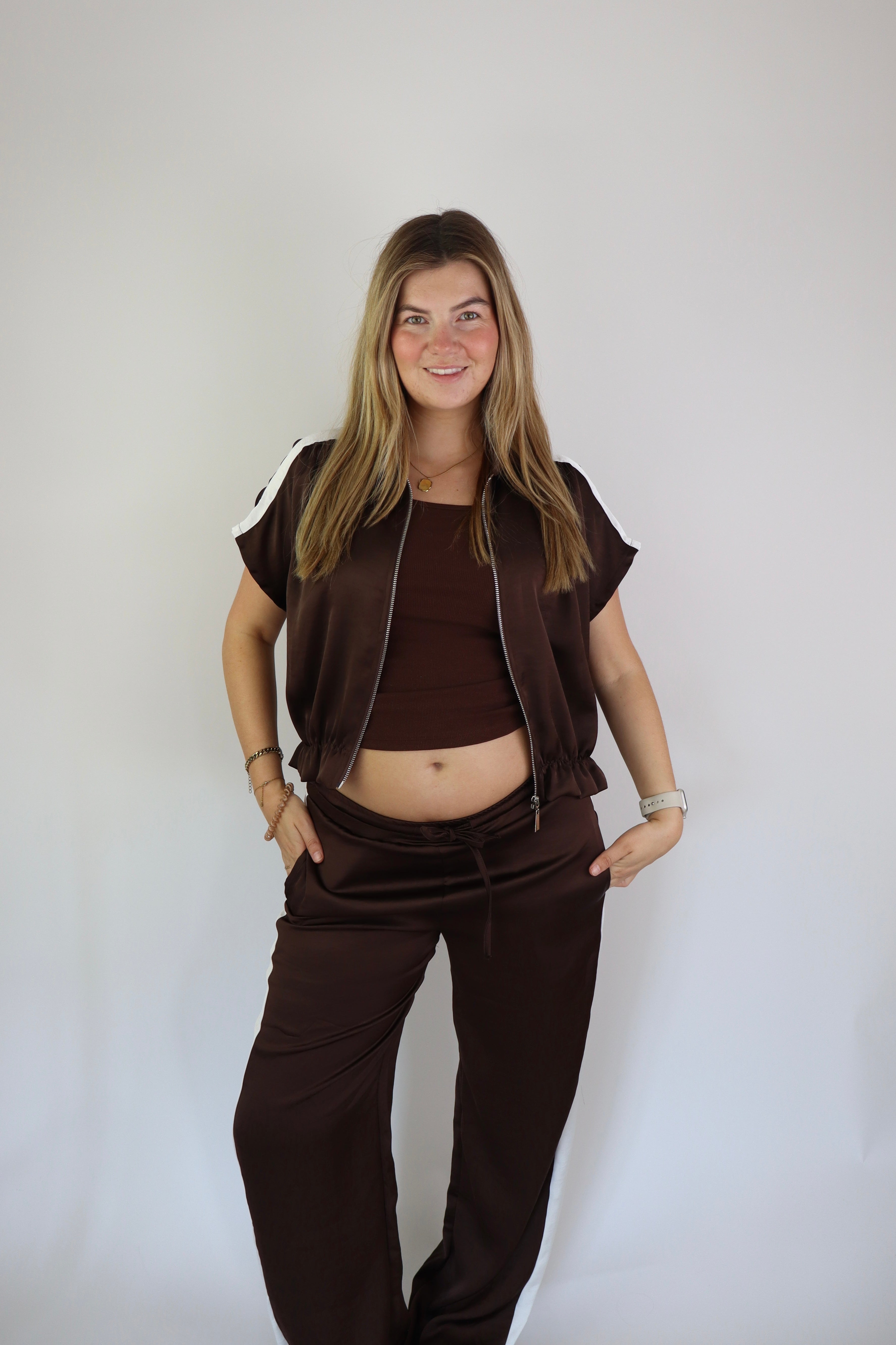 Caitlin Satijnen Broek Brown